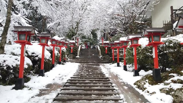 京都 鞍馬寺の雪と灯篭の景色