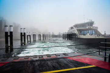 Bootssteg am Bodensee mit Blick auf die Alpen