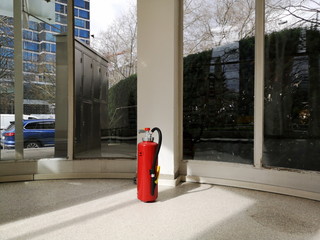 Roter Feuerlöscher im Eingangsbereich eines denkmalgeschützten Bürogebäude der Fünfzigerjahre...
