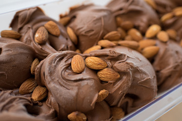 Helado de chocolate con almendras