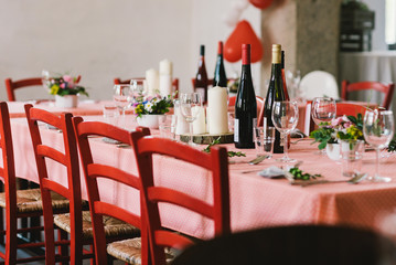 Rote Hochzeitstafel