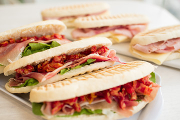 sandwiches de jamon y queso y de rucula tomate y jamon crudo