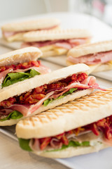 panini de tomate disecado con rúcula y jamón crudo