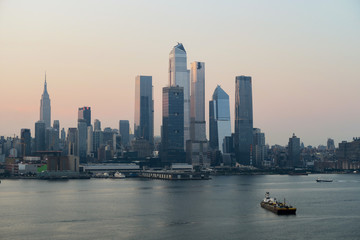 Fototapeta premium Panoramic view of Manhattan's skyline, at sunrise, as seen from Hamilton park, New Jersey