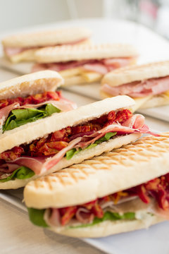panini de tomate disecado con r&uacute;cula y jam&oacute;n crudo