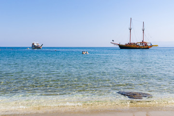 Crete island beach and ships, day foto. Greece vacation.