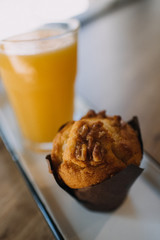 sumo de naranja con muffin de vainilla con nueces
