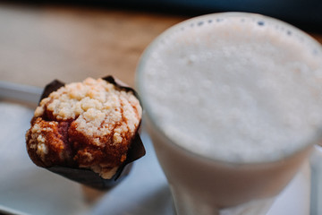 muffin de arandanos con licuado de banana