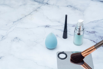 Set de maquillaje sobre base de marmol