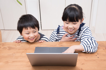 パソコンで勉強をする小学生