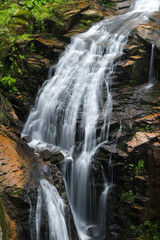 Górski wodospad w Karpatach - obrazy, fototapety, plakaty