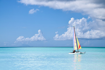 Caraibi 01 - cielo e mare azzurro con vela e riflessi nell'acqua