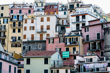 Fototapeta na wymiar Détails des façades colorées de Manarola, village typique des Cinque Terre, Italie