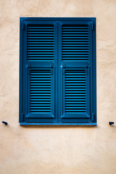 Volets persiennes en bois bleu ferm&eacute;s