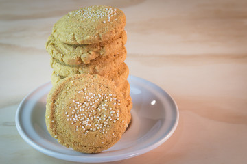amaranth cookies with wooden bottom