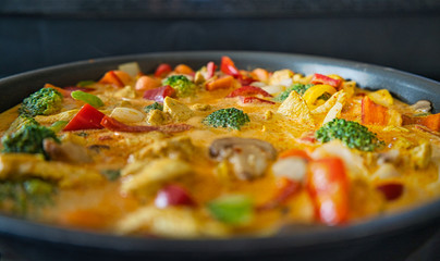 Gesundes Thai Curry Gemüsepfanne Hühnchenpfanne Tom Yum Suppe mit Kurkuma
