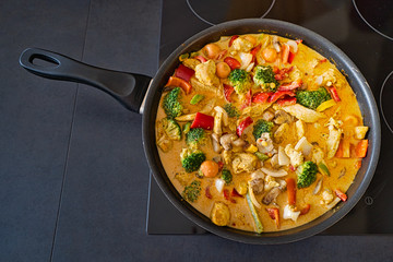 Gesundes Thai Curry Gemüsepfanne Hühnchenpfanne Tom Yum Suppe mit Kurkuma
