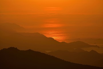 大台ヶ原山正木峠から見た朝日を浴びて光る熊野灘の情景