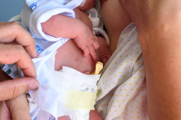 Obraz na płótnie Canvas Bebé recién nacido en brazos de su madre