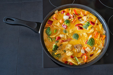 Gesundes Thai Curry Gemüsepfanne Hühnchenpfanne Tom Yum Suppe mit Kurkuma
