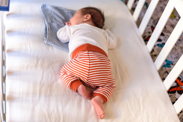 Bebé pequeño dormido en cuna