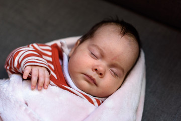 Bebé pequeño dormido en cuna