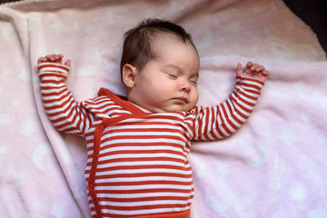 Bebé pequeño dormido en cuna