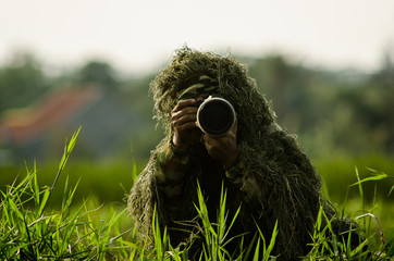 Camouflage photographer wildlife on gras