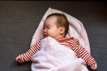 Bebé pequeño dormido en cuna