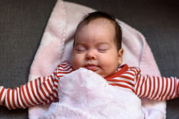 Bebé pequeño dormido en cuna