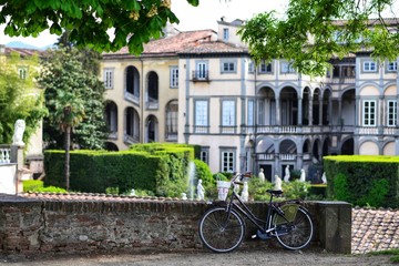 Vecchia casa a Lucca con bicicletta - obrazy, fototapety, plakaty