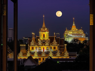 Naklejka premium Beautyful Temple in middle of Bangkok 