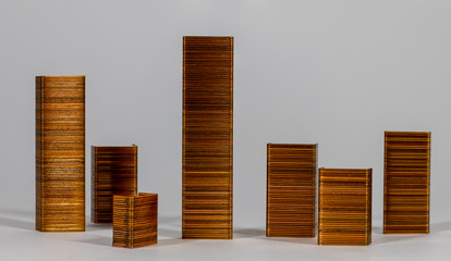 Gráfico em barra.  com grampos de grampeador, ao fundo cinza © David