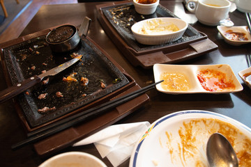 ごちそうさまでした。完食、レストランの食後のテーブル。空の皿