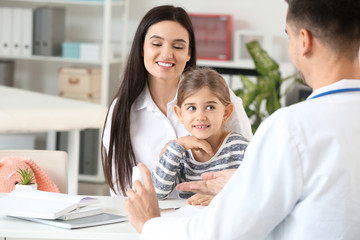 Obraz premium Woman with little daughter visiting pediatrician in clinic
