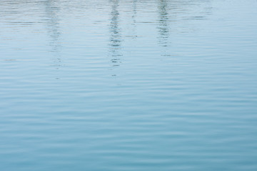穏やかな港の海面