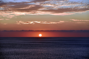 Obraz premium Beautiful sunset over the calm Pacific Ocean. 