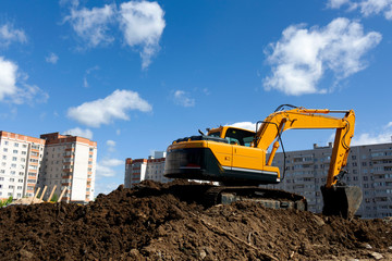 Obraz premium Excavator on a construction site in the city.