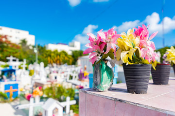 カラフルなお墓とお花