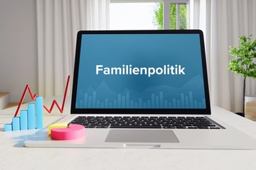 Familienpolitik – Business/Statistik. Laptop im Büro mit Begriff auf dem Monitor. Finanzen, Wirtschaft, Analyse