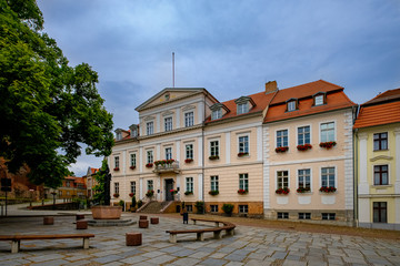 Fototapeta premium Denkmalgeschütztes Rathaus in Bad Freienwalde. Im Gibelfeld das Stadtwappen und die Bauzeit 1855/1926