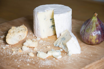 Fromage et miettes de pain