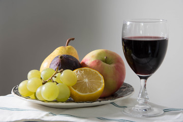 Fruits et verre de vin