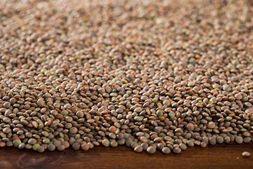 Obraz premium Lentil grains on a wooden surface