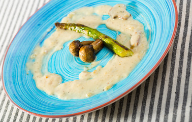 Sauce with grilled asparagus and champignons
