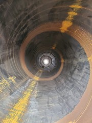 金属　管　パイプ　光　円　黒　螺旋　トンネル