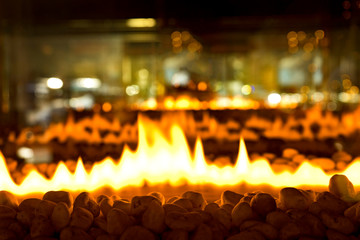 鏡の背景に火と石