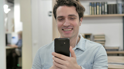 Online Video Chat on Smartphone by Creative Man
