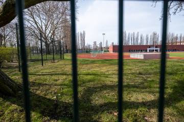 Leerer Sportplatz auf dem Gelände des Berliner Friedrich-Ludwig-Jahn-Sportparks. Zur Eindämmung des Coronavirus hat der Berliner Senat eine Schließung aller Sportanlagen verfügt.