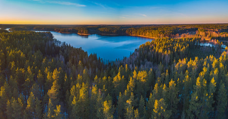 Obraz premium Top of the forest with lake in the evening light